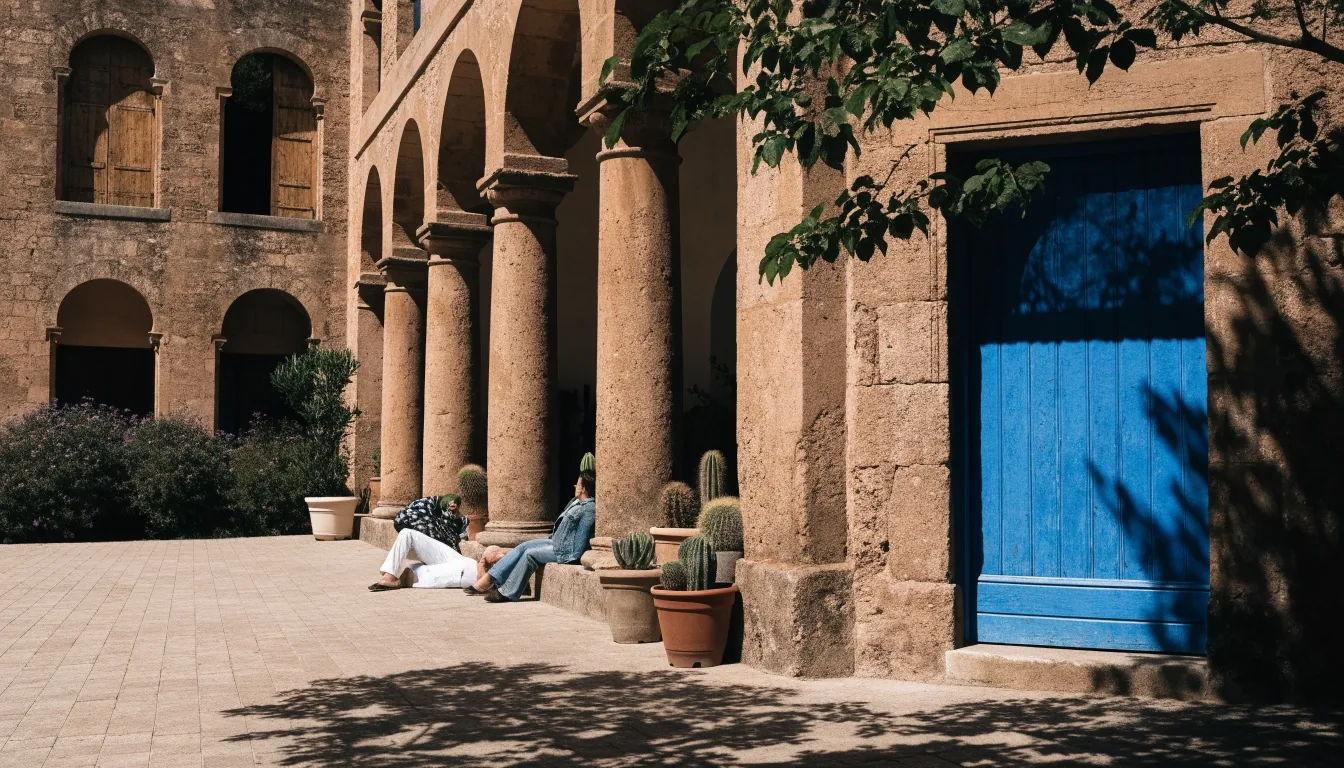 Cour d’un musée voisin du jardin Majorelle avec porte bleue