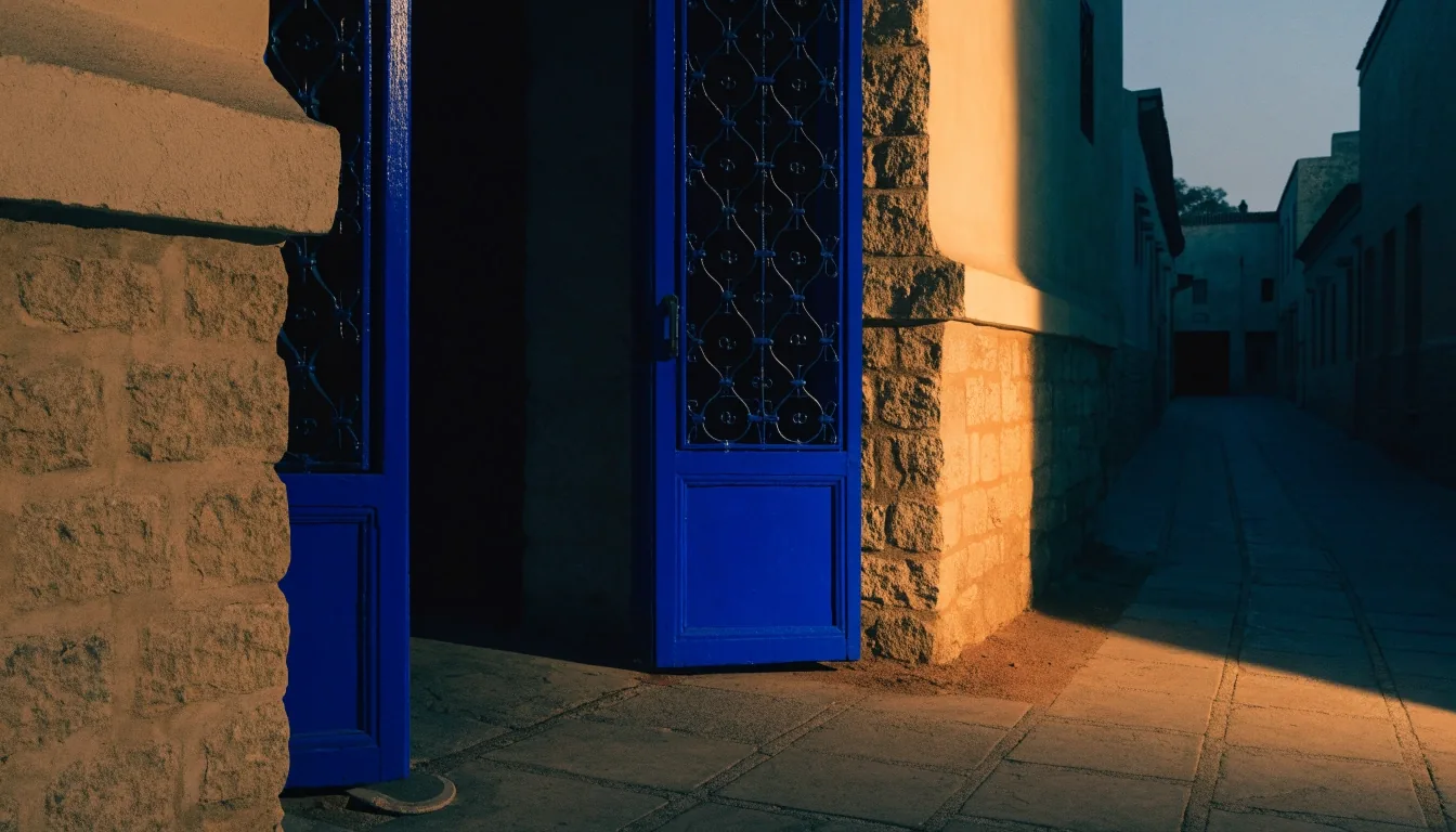 Porte bleue du jardin Majorelle à la tombée du jour