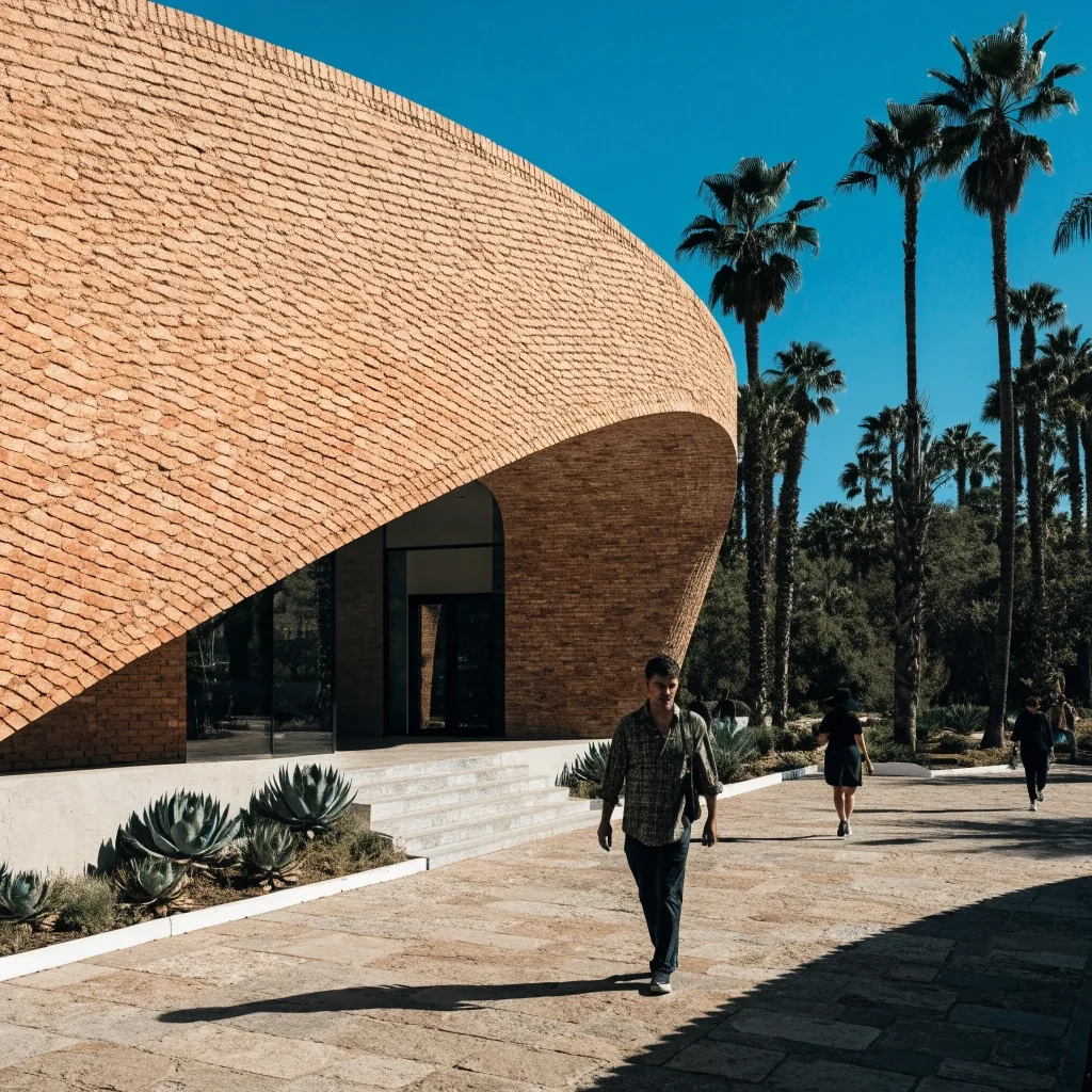 Allée de bambous menant au pavillon bleu du jardin Majorelle