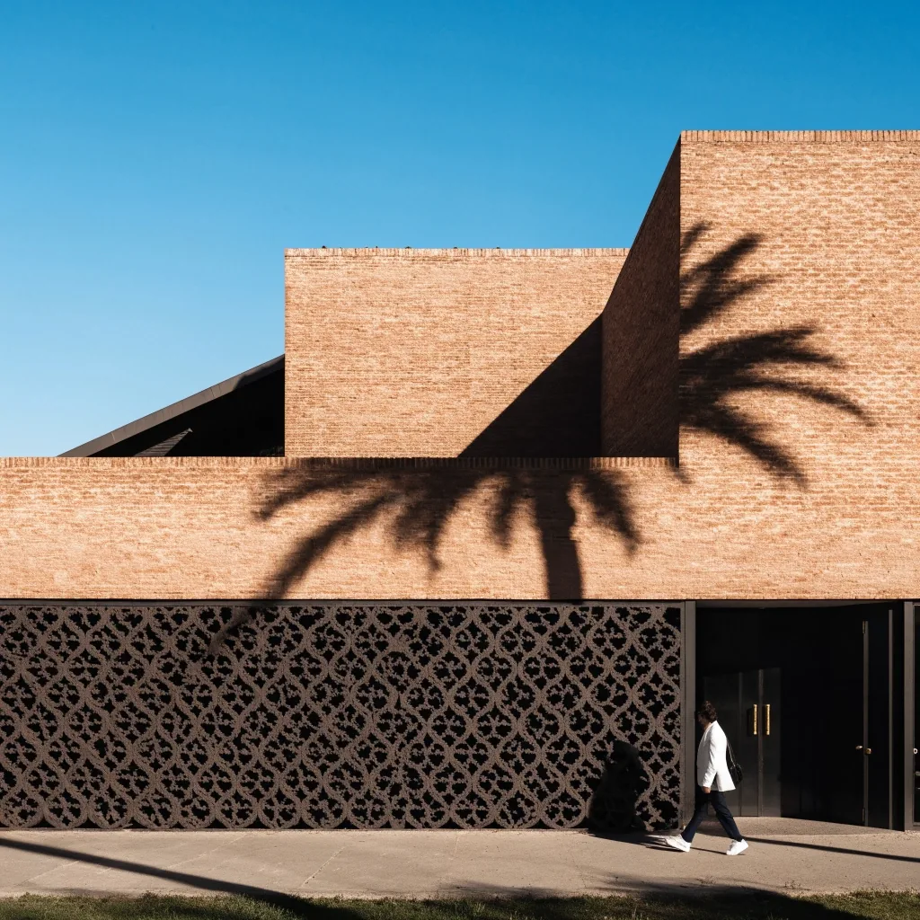 Façade en brique du musée Yves Saint Laurent à Marrakech